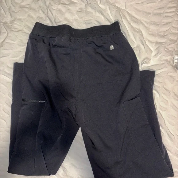 Women’s Fabletics Black Cargo Scrub Pant - Picture 3 of 3